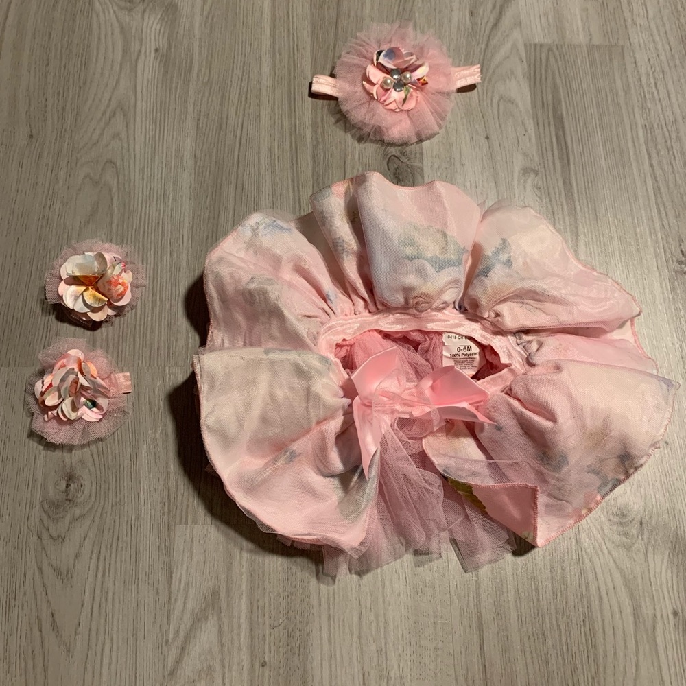 NWOT Newborn tutu and accessories set